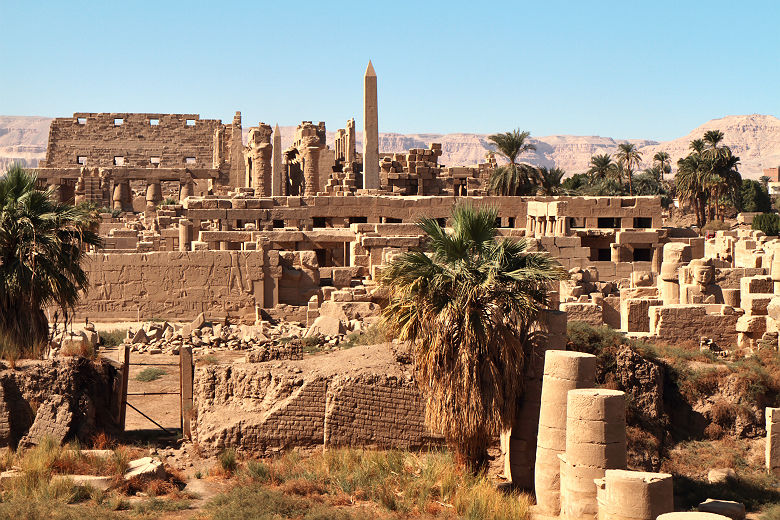 Egypte - Vue sur les ruines du temple d'Amun depuis le portail à l'est de Nectanebo I à Louxor