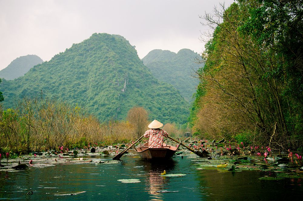 Bateau sur le Yen stream près de Hanoï - Vietnam