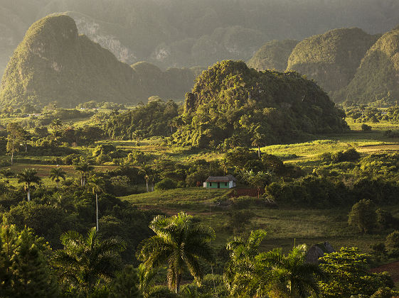 Cuba - Vue sur la vallée Vinales