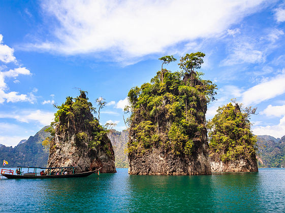 3 massifs rocheux dans le lac Cheow Lan au Parc national de Khao Sok - Thaïlande