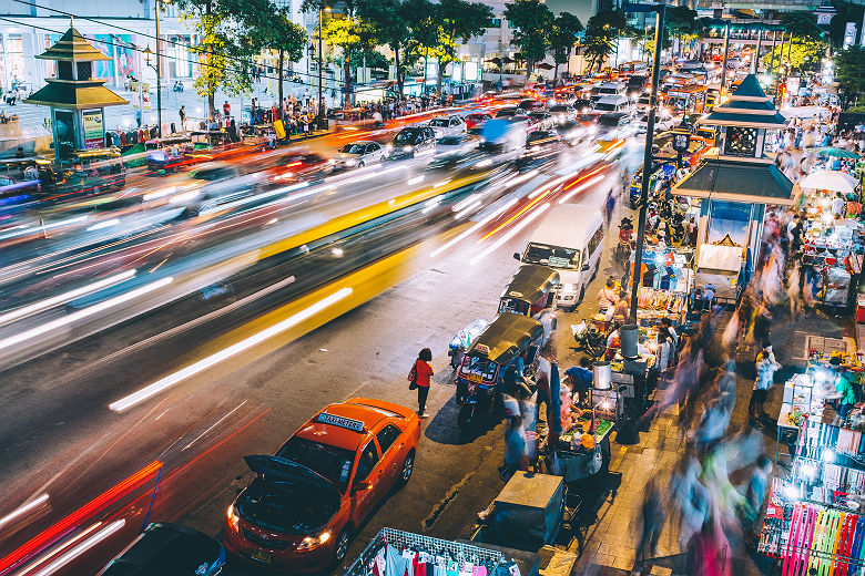 Rue animée de Bangkok en soirée - Thaïlande