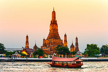 Thaïlande - Temple Wat Arun à Bangkok au bord de la rivière Chao Phraya