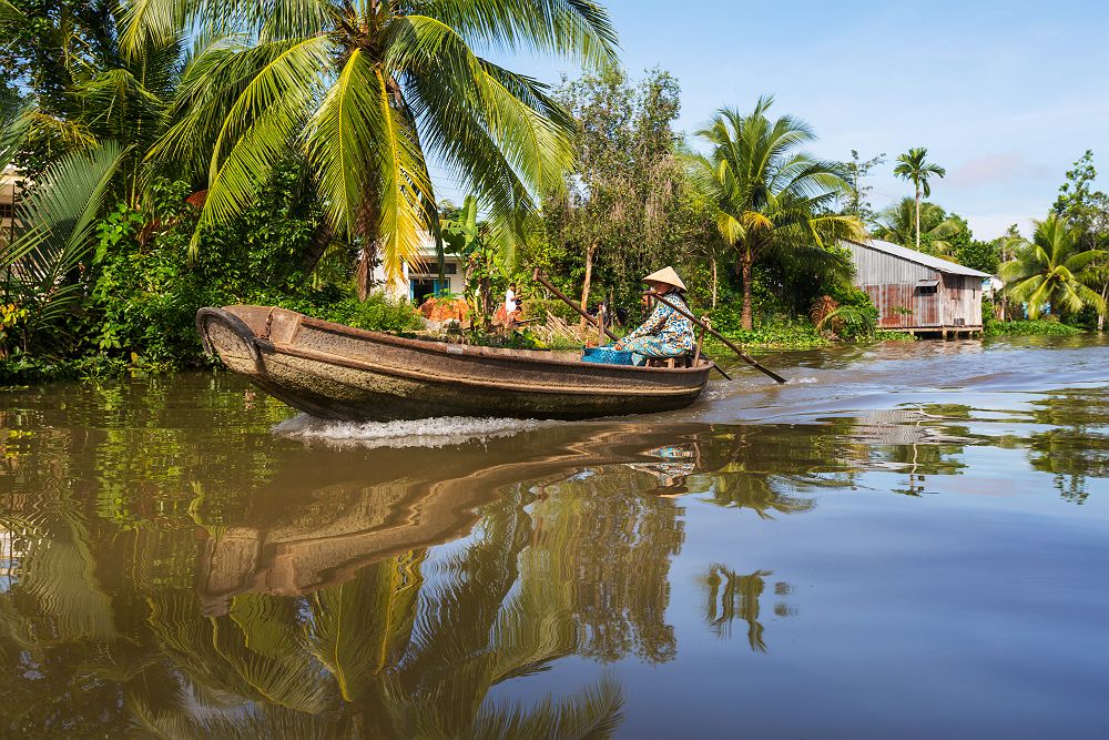 Femme sur une pirogue dans le Delta du Mékong - Vietnam