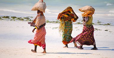 Femmes sur la plage à Zanzibar