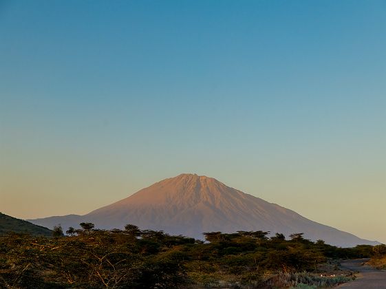 Vue sur le mont Meru dans les environs d'Arusha