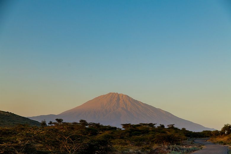 Vue sur le mont Meru dans les environs d'Arusha