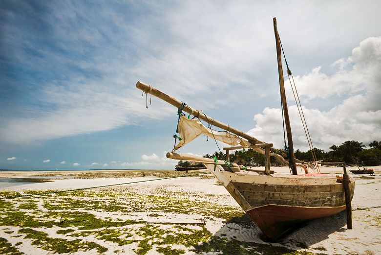 Bateau sur une plage à marée basse à Zanzibar