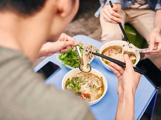 Couple mange de la soupe a Ho Chi Minh Ville