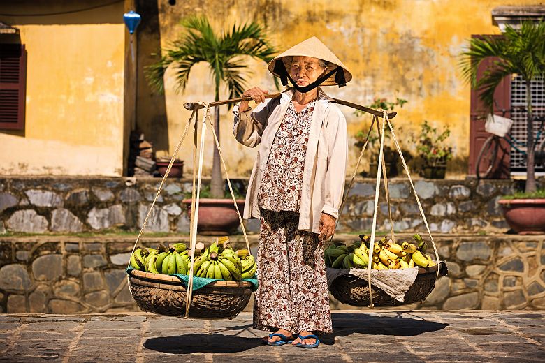 Vietnamienne portant des fruits au marché de Hoi An - Vietnam