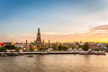 Thaïlande - Temple Wat Arun à Bangkok au bord de la rivière Chao Phraya