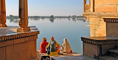 Indiens devant un lac près de Jaisalmer - Inde