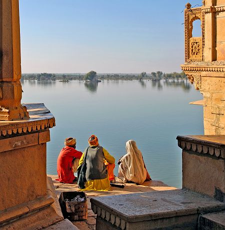 Indiens devant un lac près de Jaisalmer - Inde