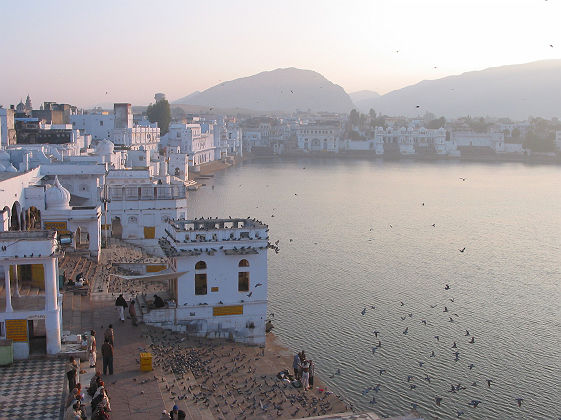 Inde - Vue sur la ville de Pushkar et le lac sacré