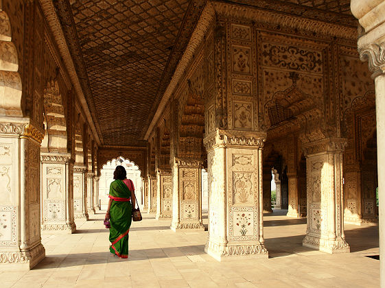 Inde - Portrait d'une femme qui visite les halls intérieurs de la forteresse rouge