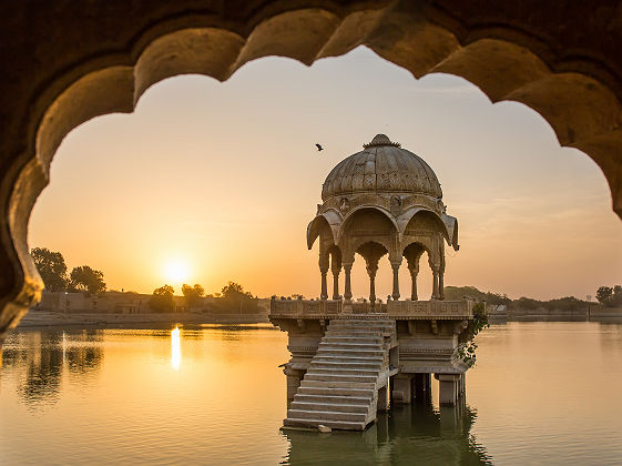 Inde - Temple Gadi Sagar au milieu d'un lac artificiel