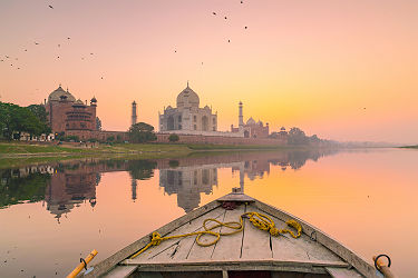 Inde - Vue sur le mausolée de Taj Mahal depuis un bateau, à Agra