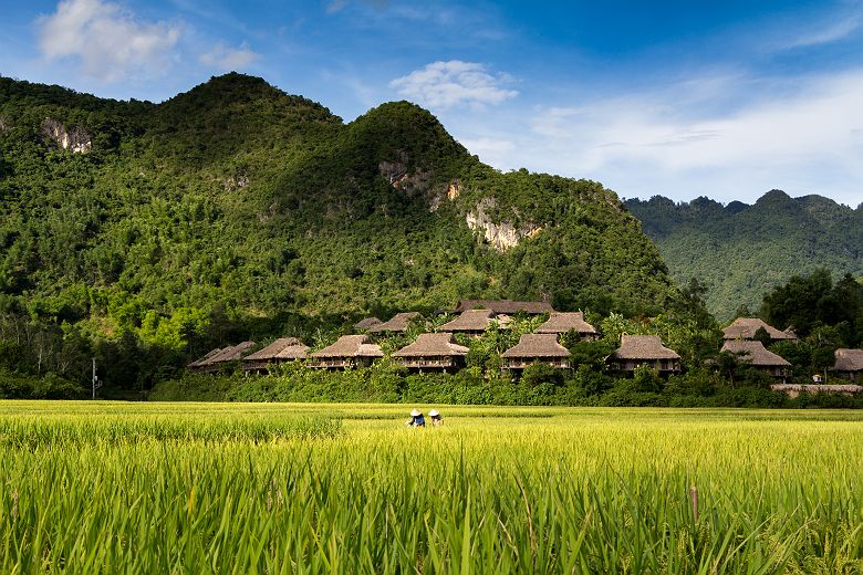 Vue sur un regroupement de maisons sur la colline a Mai Chau