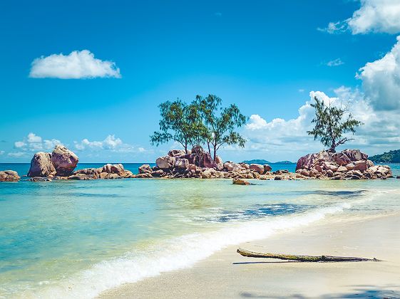 Seychelles - Plage cachée dans l'île de Praslin 