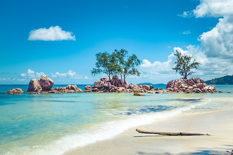 Seychelles - Plage cachée dans l'île de Praslin 