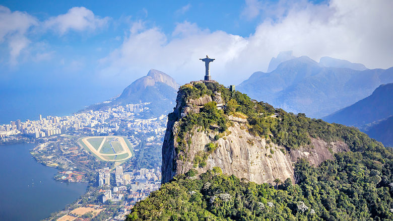 Brésil - Vue sur la statue du Christ et la ville de Rio en arrière-plan