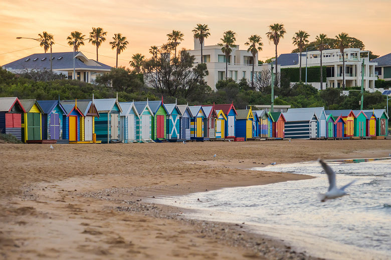 Australie - Rangée de cabanes colorées sur la plage Brighton à Melbourne