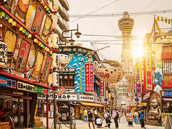 Japon - Quartier Shinsekai avec tour Tsutenkaku en arrière-plan (108 m) à Osaka