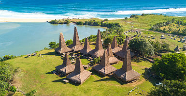 Vue d'une maison traditionnelle de Ratenggaro, Sumba