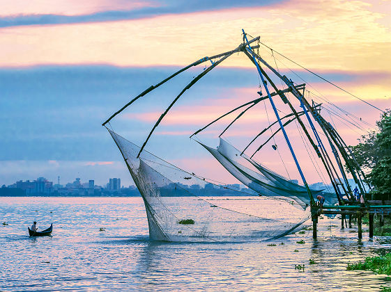 Inde - Filets de pêche sur la plage Fort Kochi à Kerala