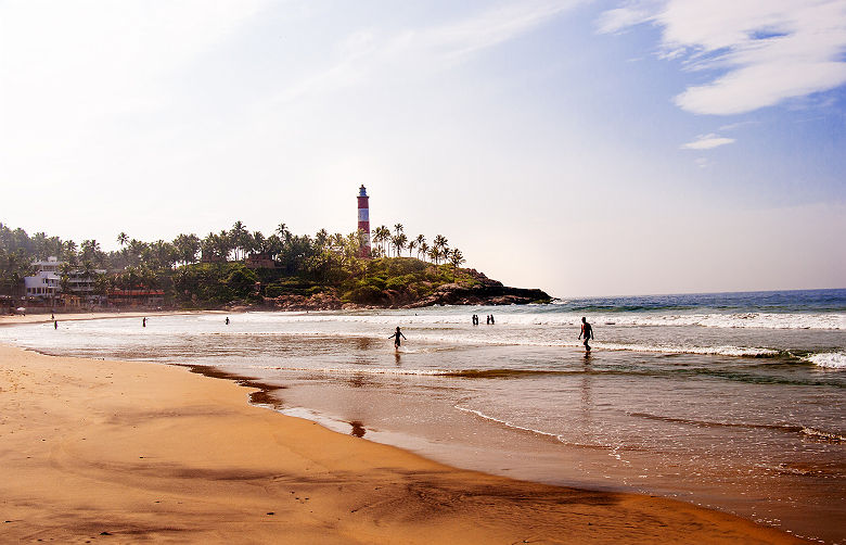 Inde - Vue sur la plage Kovalam avec phare en arrière-plan