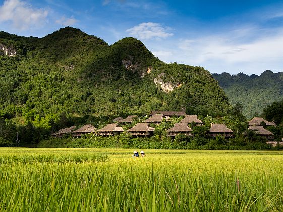 Vietnam - Vue sur un regroupement de maisons sur la colline à Mai Chau