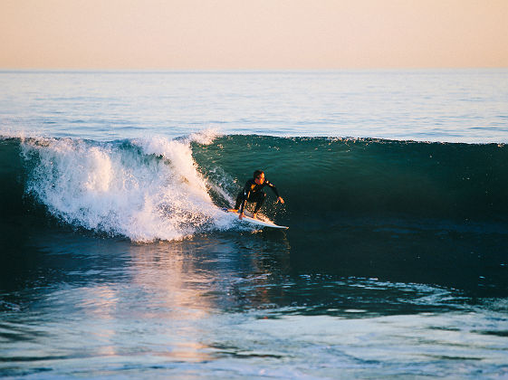 Surfer en Polynesie