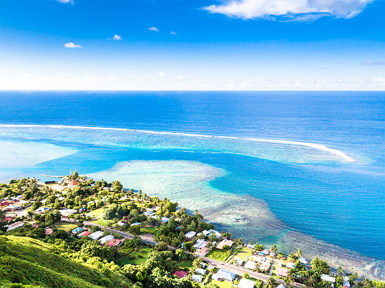 Polynésie - Vue sur les habitations, le lagon bleu de l'île de Moorea