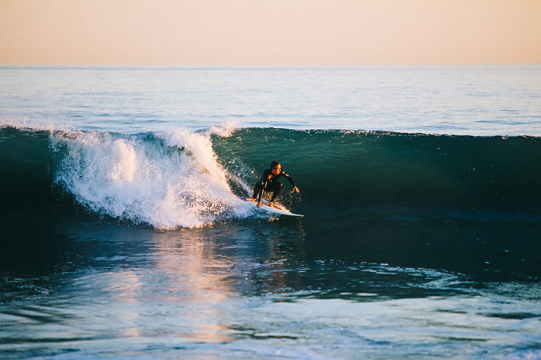 Surfer en Polynesie