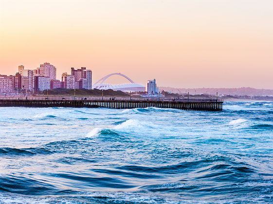 Afrique du Sud - Vue sur le front de mer avec le stade de la coupe du monde (arrière-plan) à Durban