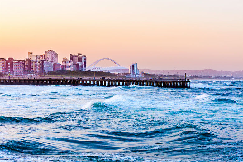 Afrique du Sud - Vue sur le front de mer avec le stade de la coupe du monde (arrière-plan) à Durban