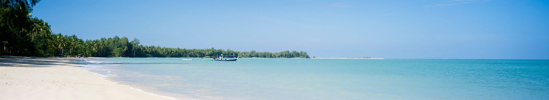 Plage avec bateau à Khao Lak