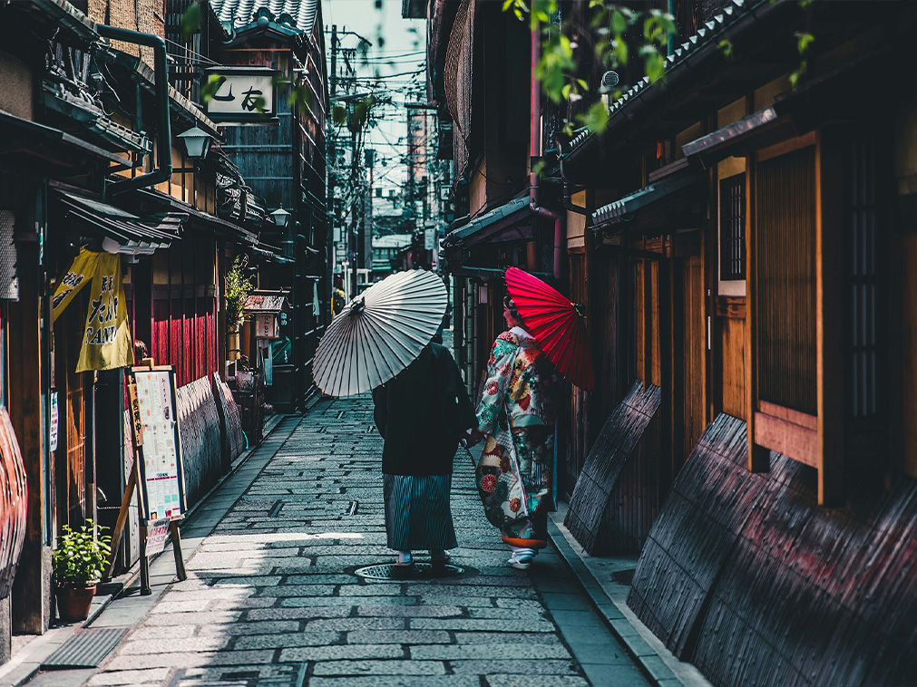 femmes_en_kimono_marchant_dans_les_ruelles_de_kyot