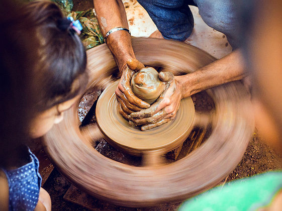 Cours de poterie à Wellawaya