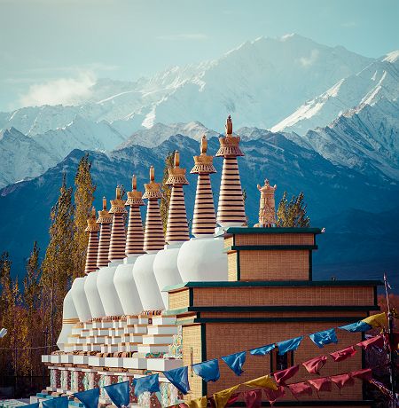 Inde - Stupas bouddhistes et vue sur les montagnes Himalaya, Ladakh