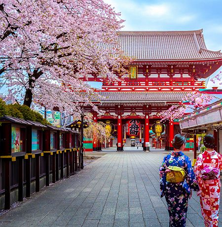 Japon - Femmes en kimono se promènent devant le temple Sensoji à Tokyo