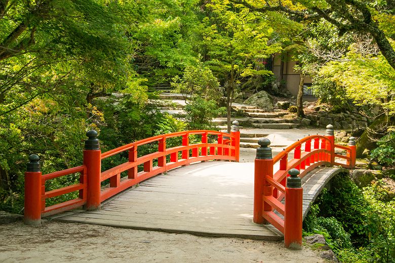 Pont rouge dans un jardin de Miyajima; Japon