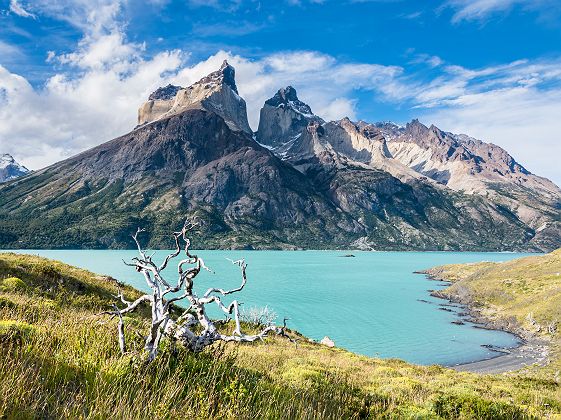 Chili - Vue sur le lac Pehoe et la Montagne Los Cuernos au parc national Torres del Paine