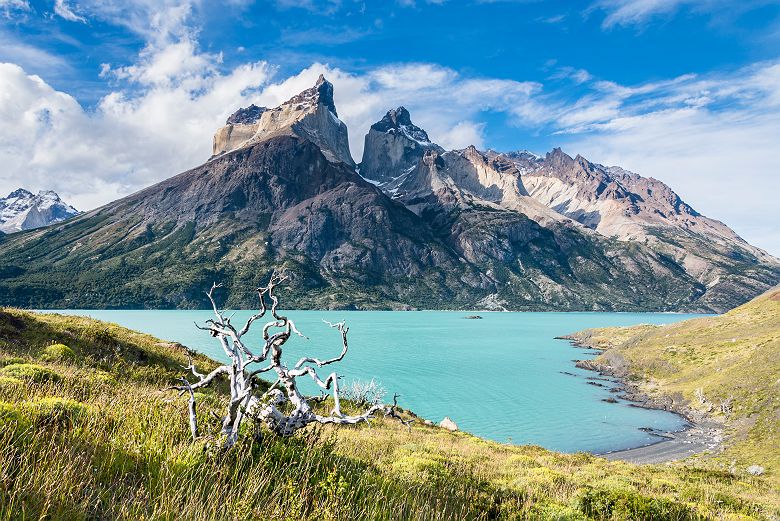 Chili - Vue sur le lac Pehoe et la Montagne Los Cuernos au parc national Torres del Paine