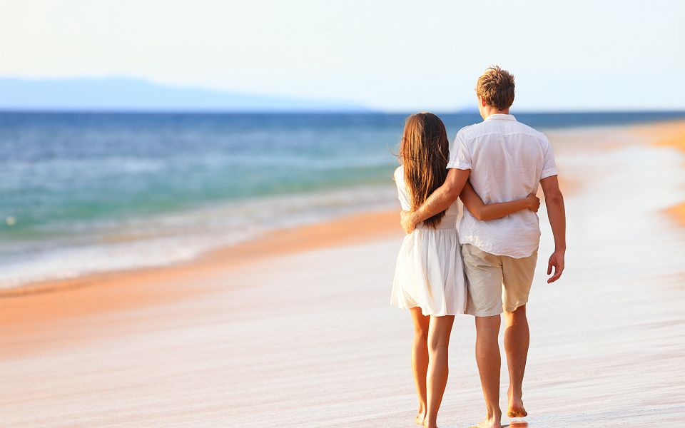 Couple en voyage de Noce sur une plage