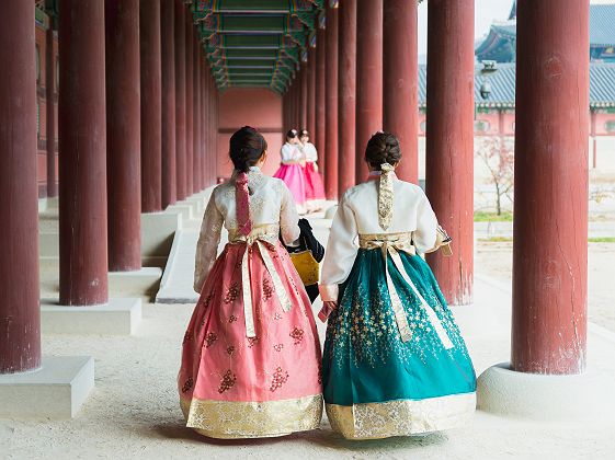 Corée du Sud - Portrait de deux femmes en habit traditionnel au palais Gyeongbokgung 