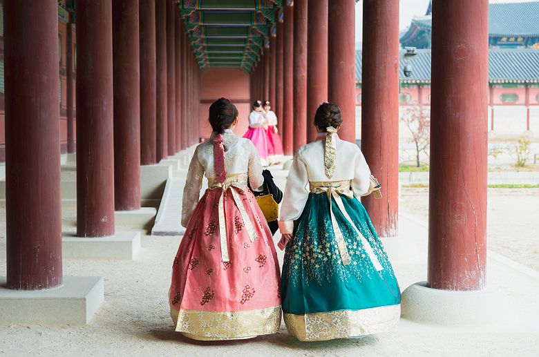 Corée du Sud - Portrait de deux femmes en habit traditionnel au palais Gyeongbokgung 