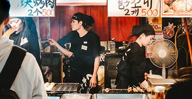 Stand de street food dans le centre d'Osaka