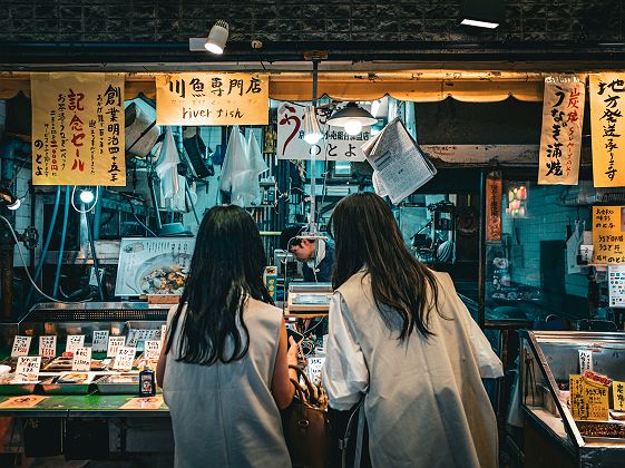 Couple de femmes au marché aux poissons de Tsukiji