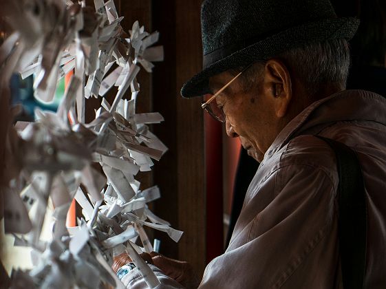 Vieil homme devant des omikuji  - Japon 