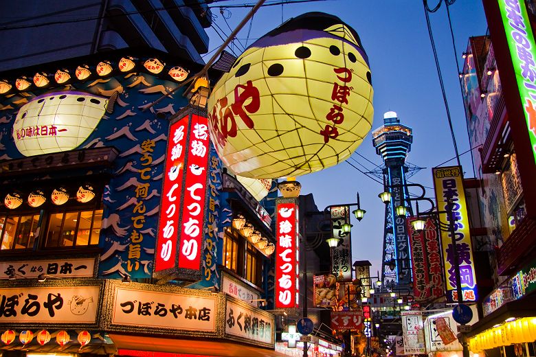 Les rues d'Osaka avec La tour Tsūtenkaku - Japon